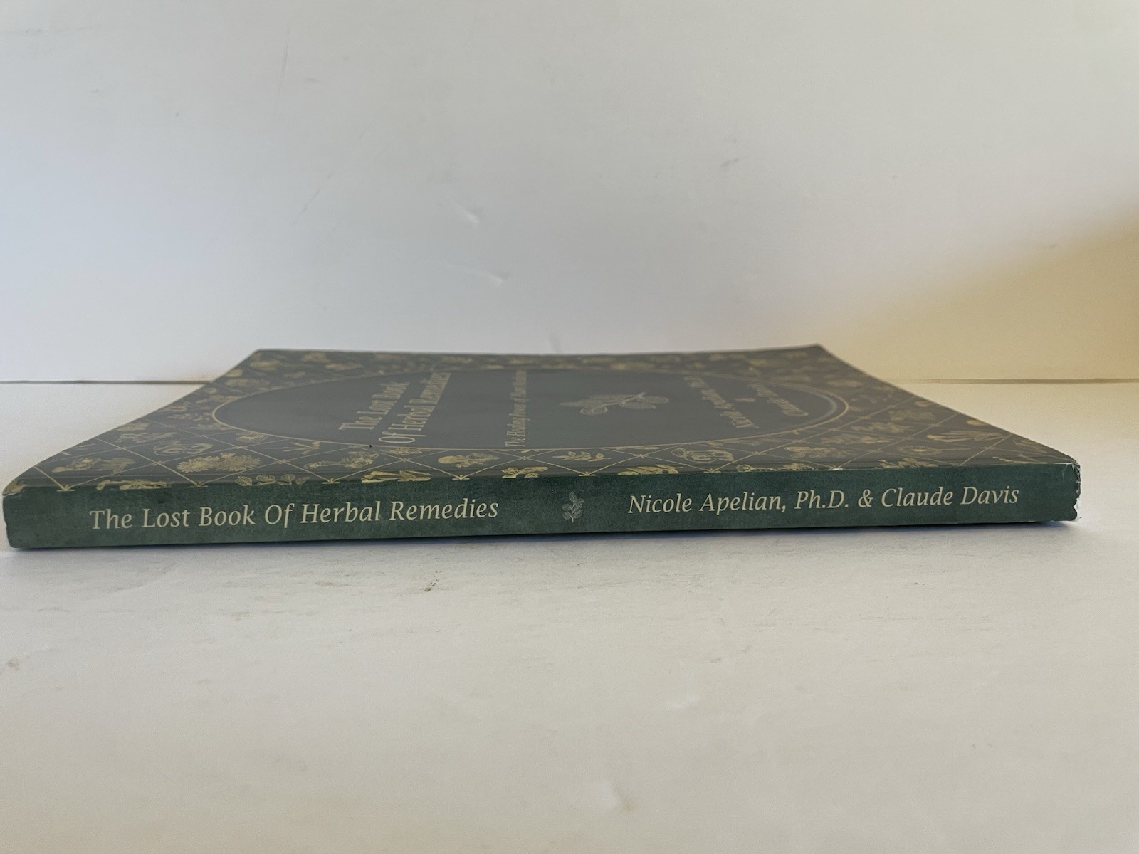 The Lost Book of Herbal Remedies Nicole Apelian Claude Davis 2021 Paperback VG